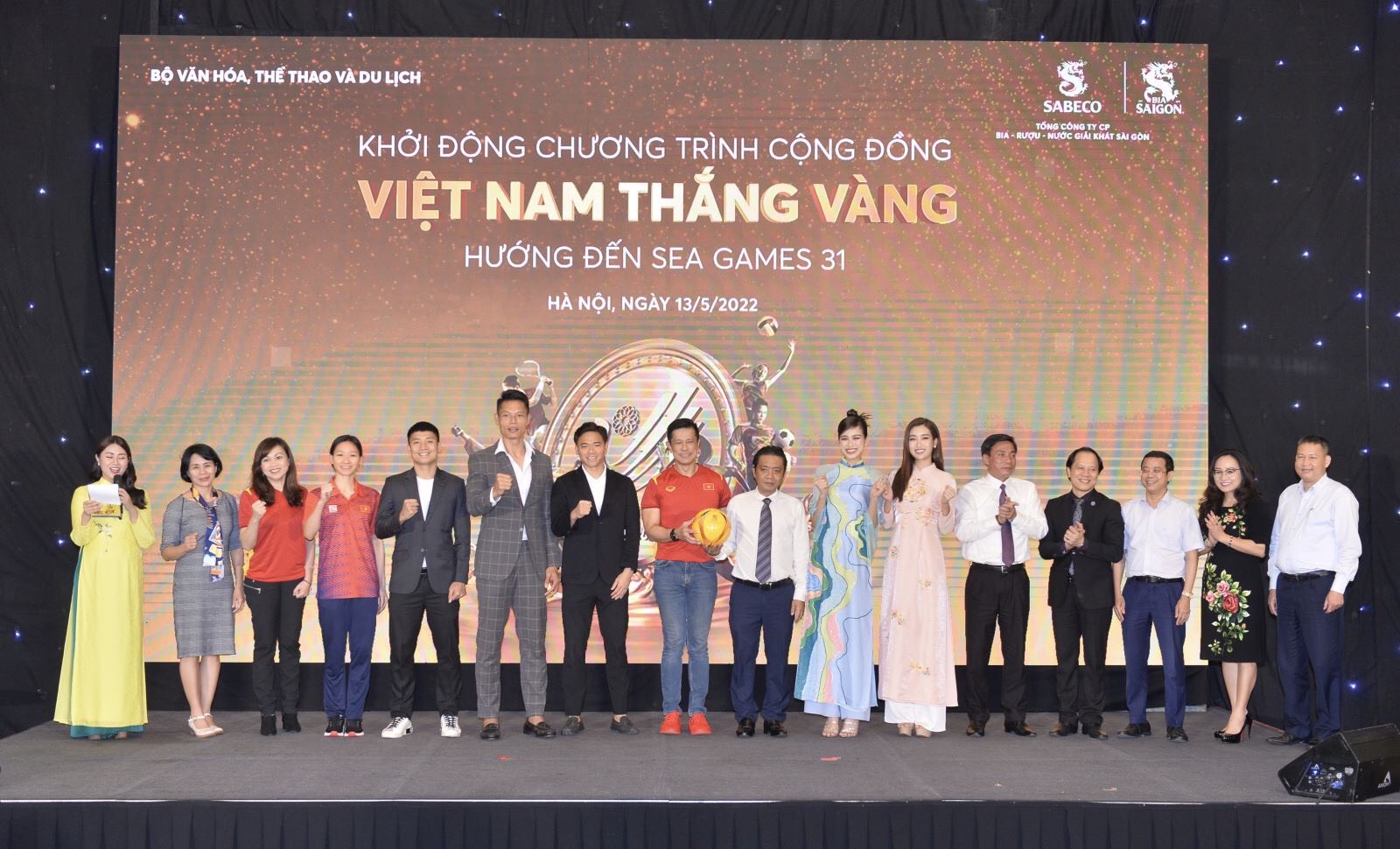 Khởi động chương trình, đại diện Bộ VHTTDL, đại diện Bia Saigon cùng với đại diện các nghệ sĩ ủng hộ chiến dịch đã cùng nhau hô vang khẩu hiệu 
